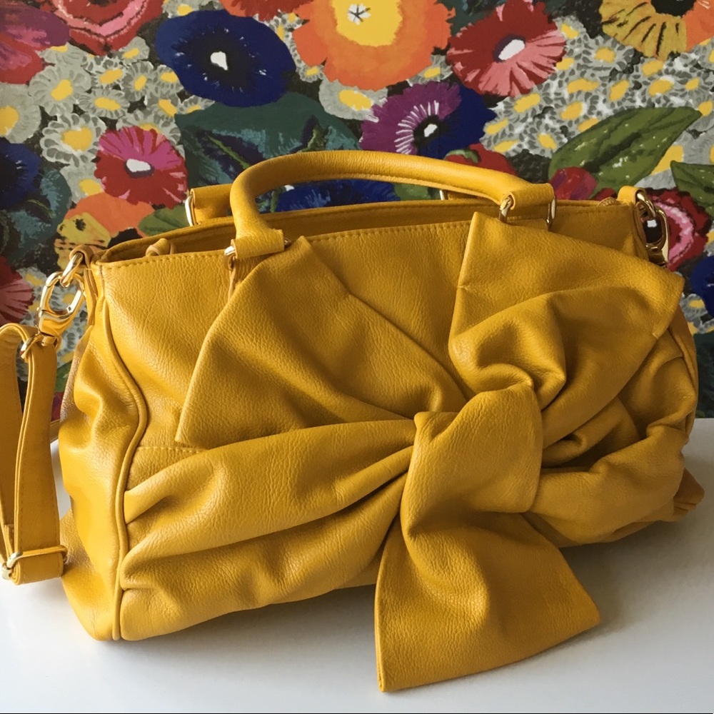 Pop! Mustard crossbody bag with bow 💯